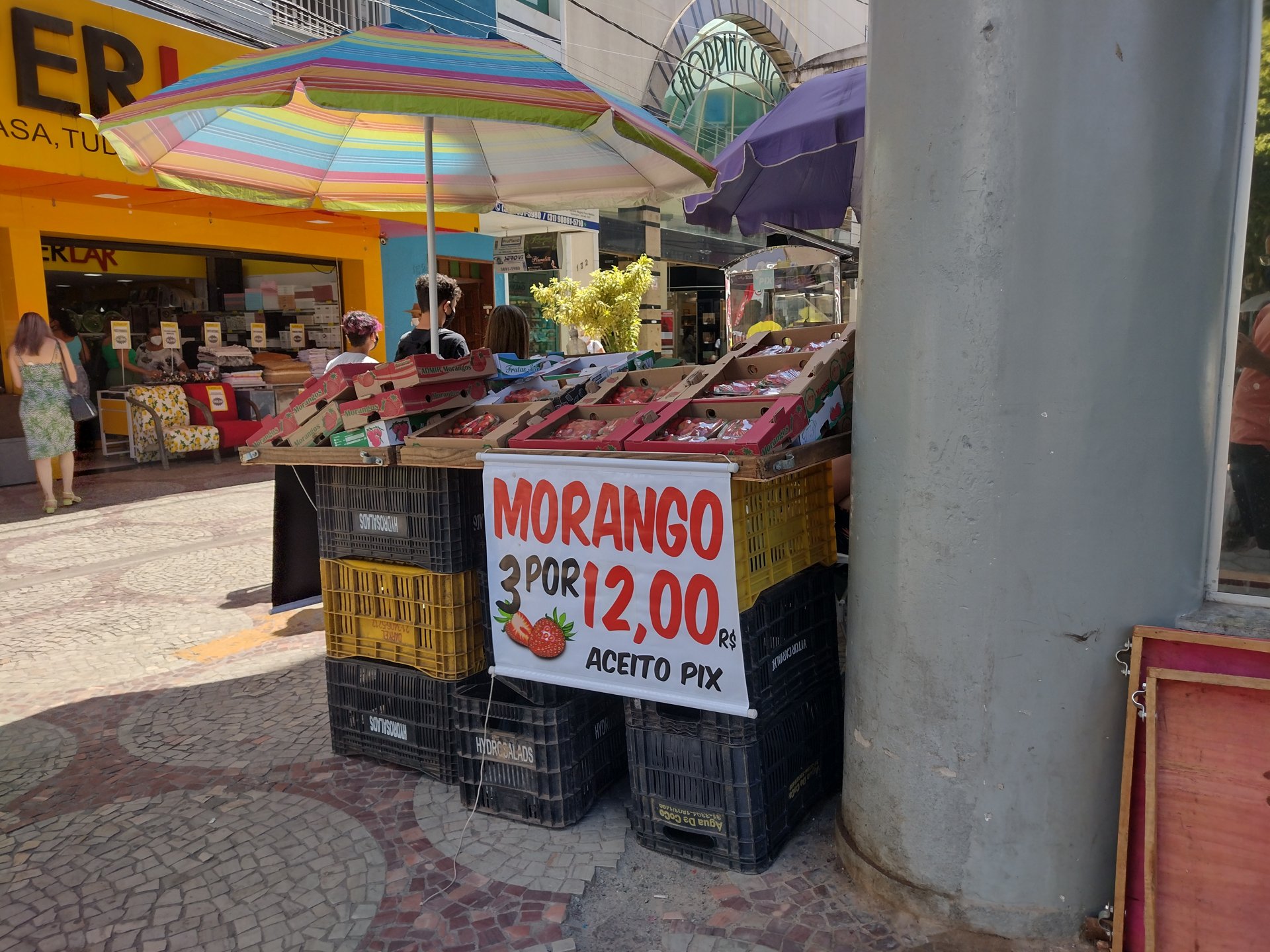 Street market stand in Brazil with a sign reading 'Aceito Pix'